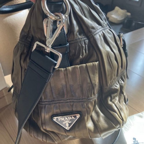 PRADAミリタリーカーキラムスキン2wayショルダー　ナッパゴーフ