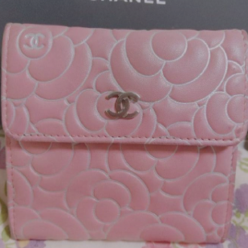 シャネル カメリア 型押し コンパクト 折り財布