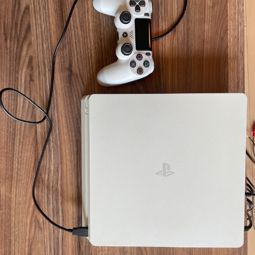 PS4本体およびコントローラー 14,000円