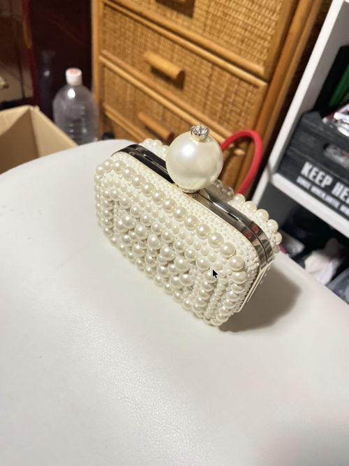 ジミーチュウ／パール装飾クラッチ（パールボール留め）