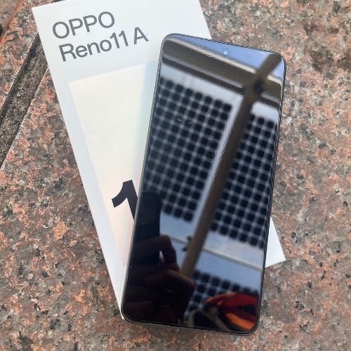 OPPO RENO 11a 色はダークグリーン