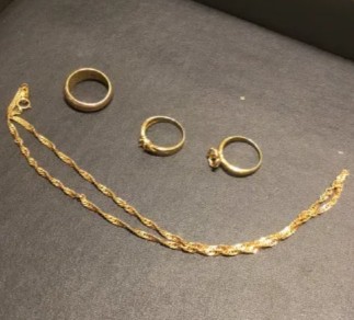 金のネックレス、リング