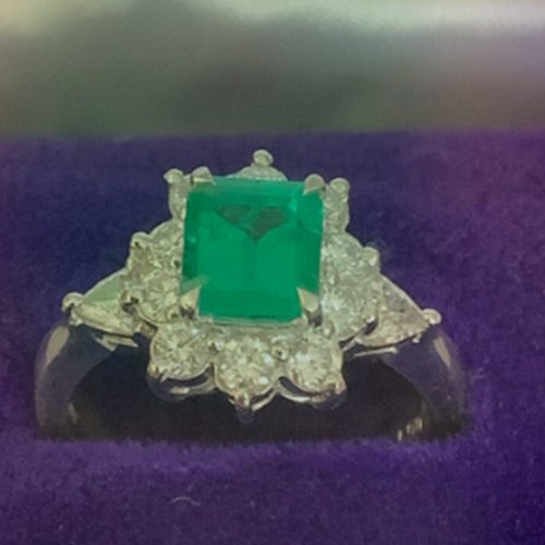 プラチナ台座エメラルドリング（ダイヤモンド装飾）