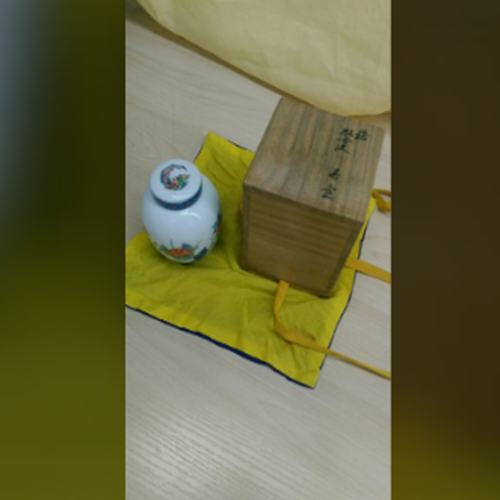 【茶壺】13代酒井田柿右衛門　直径7.5cm、高さ9.5cm　箱あり