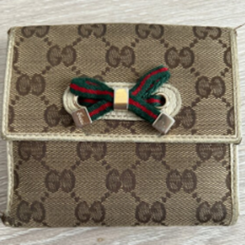 グッチの二つ折り財布