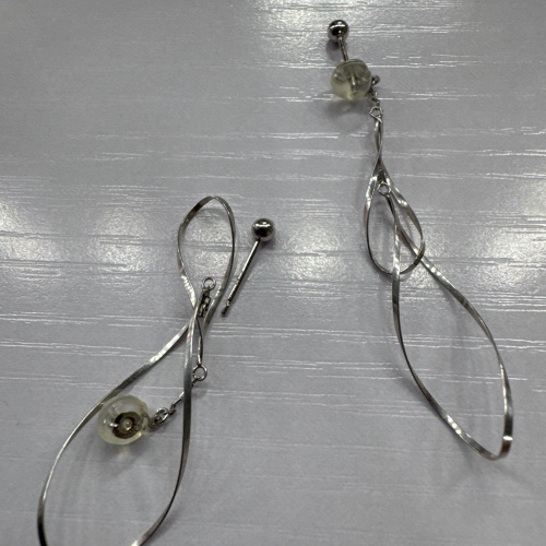 ホワイトゴールドピアス