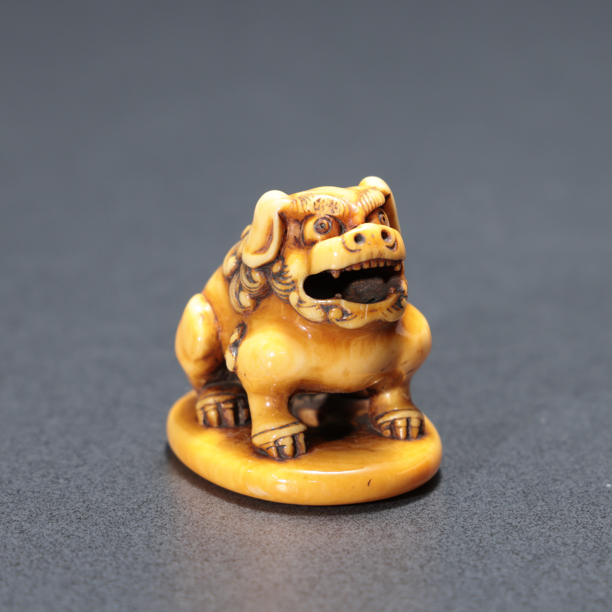 象牙彫獅子根付