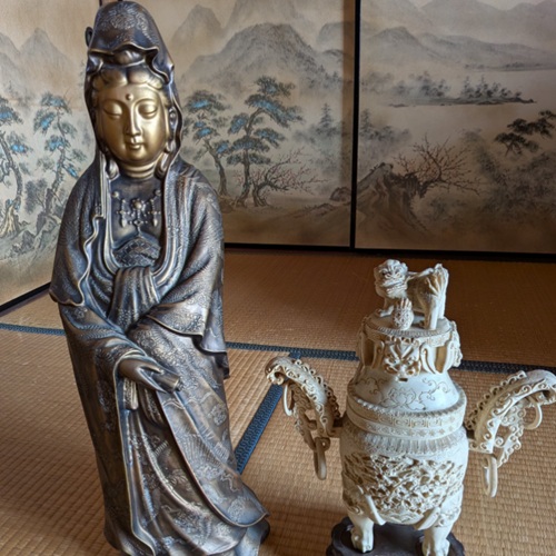 観音菩薩像(ブロンズ)と象牙風香炉です。