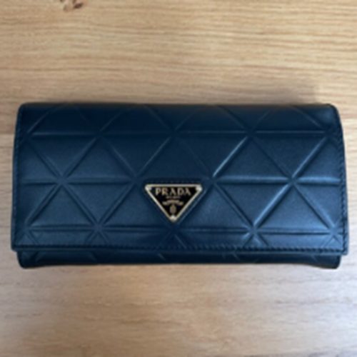 トライアングルモチーフラージレザーウォレット