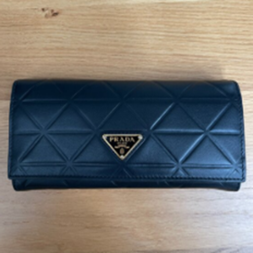 トライアングルモチーフラージレザーウォレット