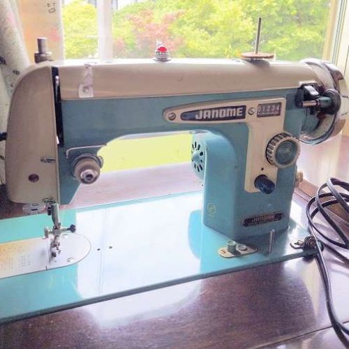 ジャノメ　台付きミシン