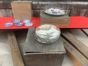 伊万里焼の皿や掛軸