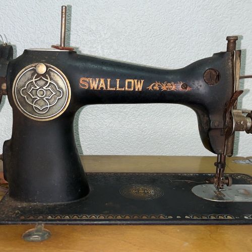 スワローミシンと日立の足踏み台