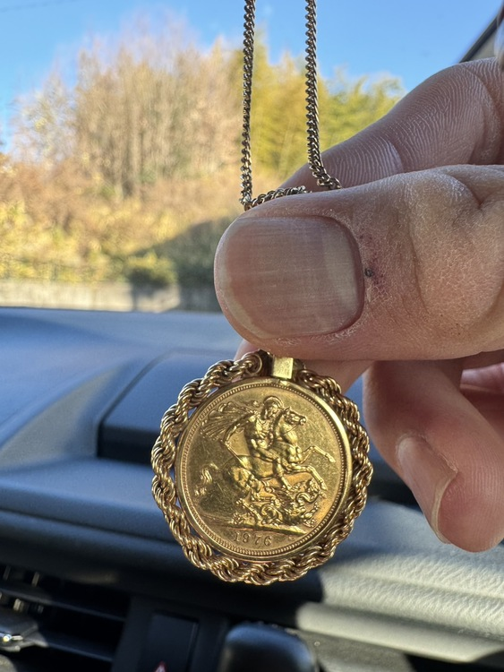 1976年発行のイギリスのソブリン金貨をK18枠に収めたネックレス