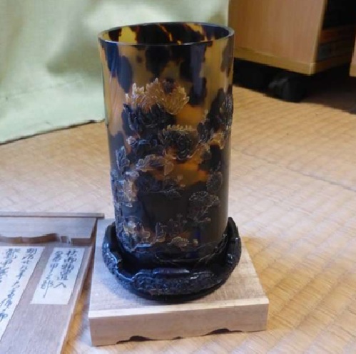 鼈甲菊花彫刻入り筆立て