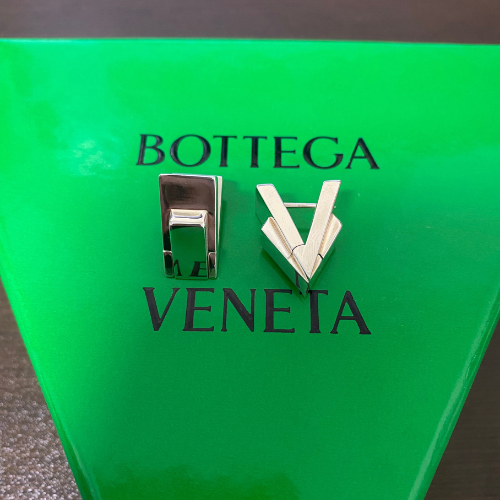 BOTTEGA VENETA ピアス　Vロゴ