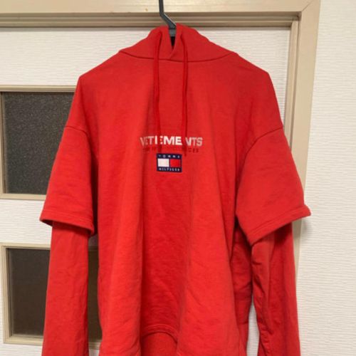 vetements tommy パーカー
