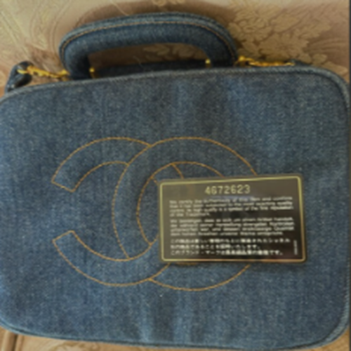 ストラップ付きバニティバッグ