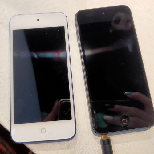  iPod touchの第7世代32GB ブルーと第6世代16GB グレー 