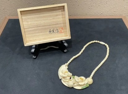 荒巻秀美作『象牙彫刻 ネックレス 椿』