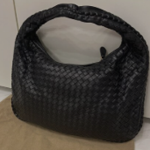 イントレチャート　黒ハンドバッグ