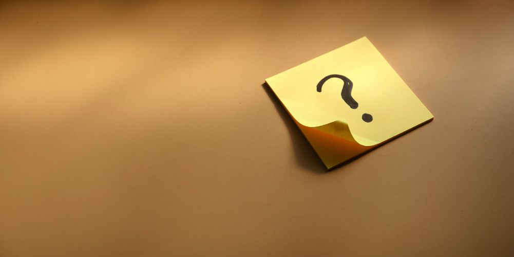 クエスチョンマークが書かれた黄色い付箋