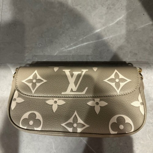 ウォレットオンチェーン アイビー バイカラーモノグラムアンプラント