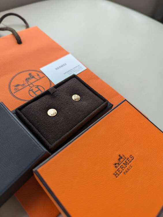 箱に入ったエルメスのピアスの画像