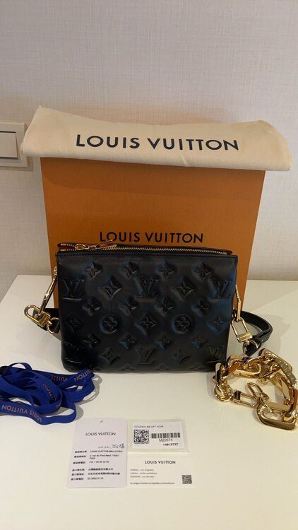 ルイヴィトンのショルダーバッグが箱と一緒に置かれている画像
