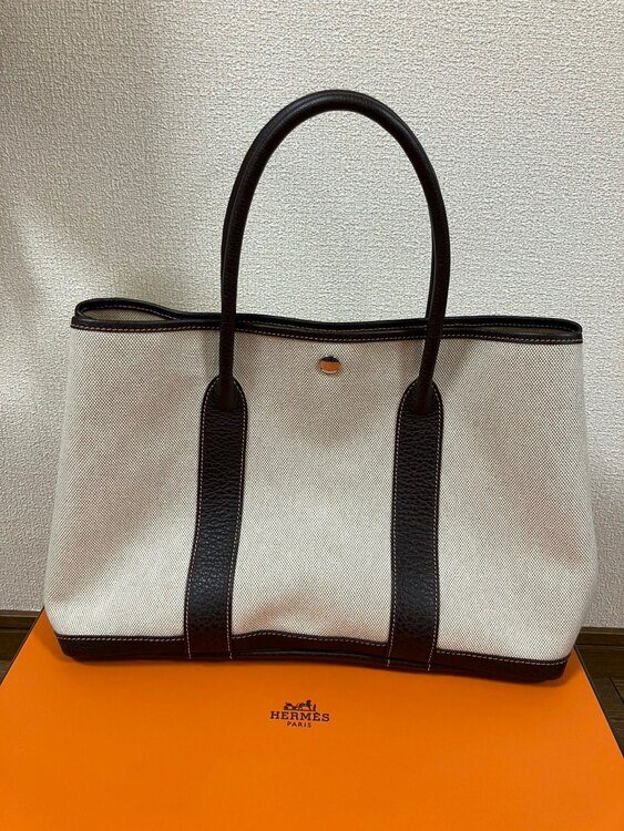 ガーデンパーティが箱の上に置かれている画像