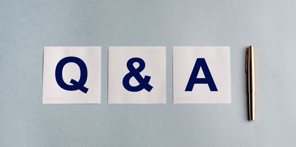 それぞれQ&Aと書かれた3枚の紙とペンの画像