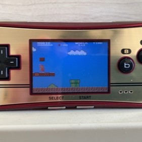 「ゲームボーイミクロ ファミコンバージョン」と「スーパーマリオブラザーズ」