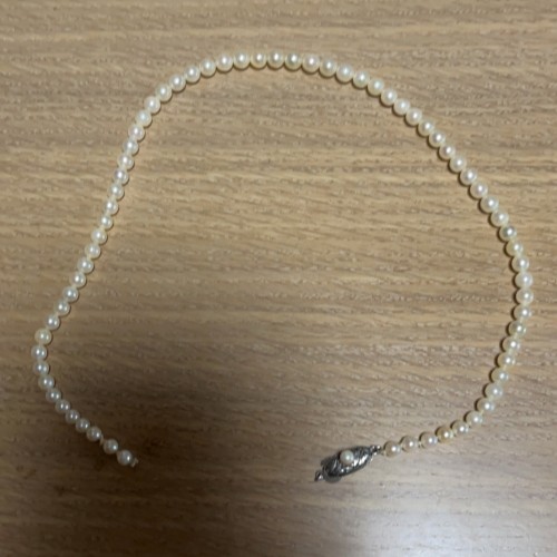 切れたパールネックレス