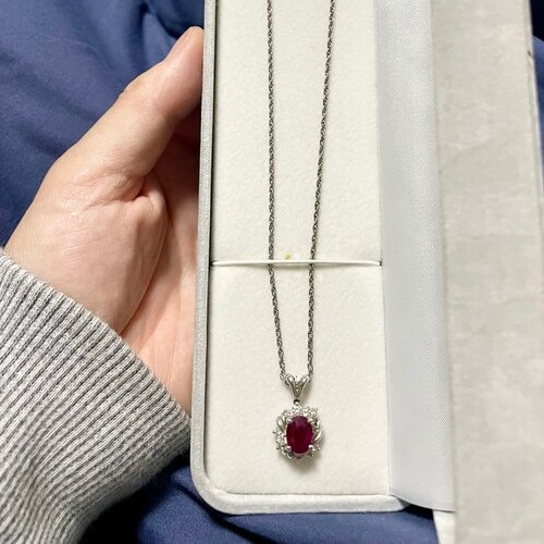 ルビーのネックレス