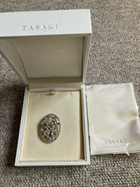 透かしブローチ