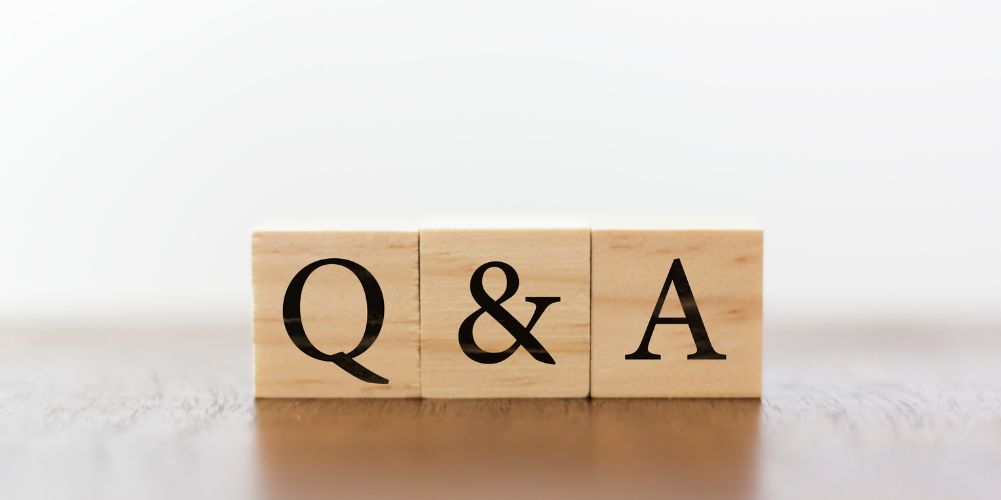 それぞれQ＆Aと書かれた３つの木製ブロック