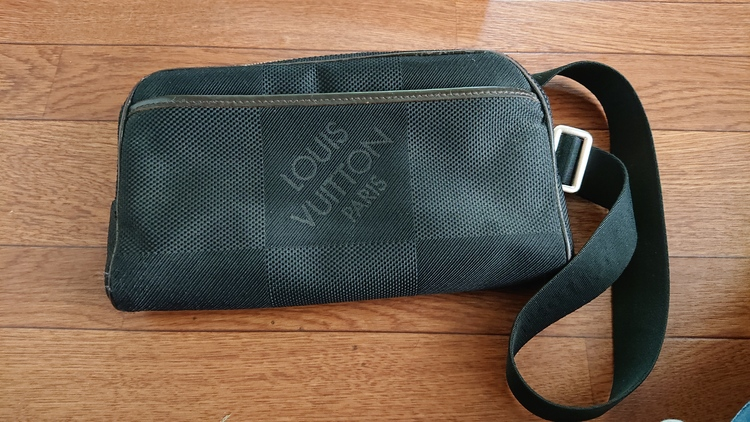 ダミエ ジェアン アクロバット 角にスレあり