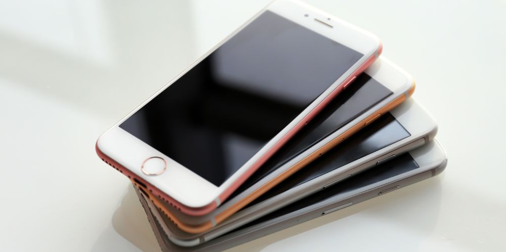 4つのiPhoneが重ねて置かれている画像