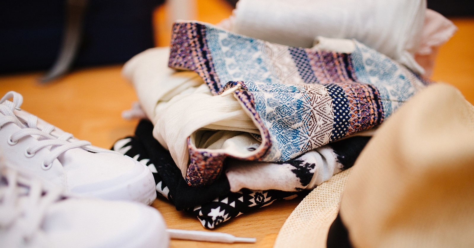 ブランドの服や靴や帽子が並べられた画像