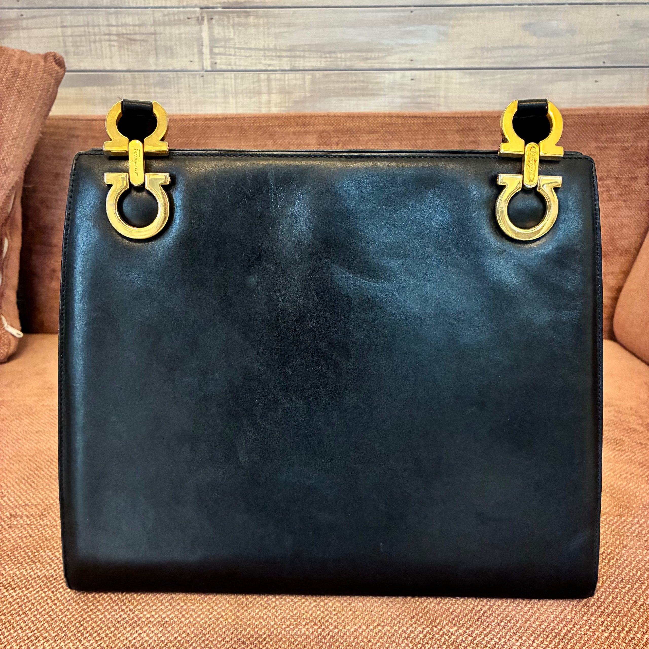 フェラガモ ガンチーニ ショルダーバッグ 黒