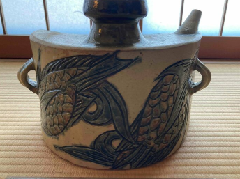 金城次郎作　魚紋抱瓶