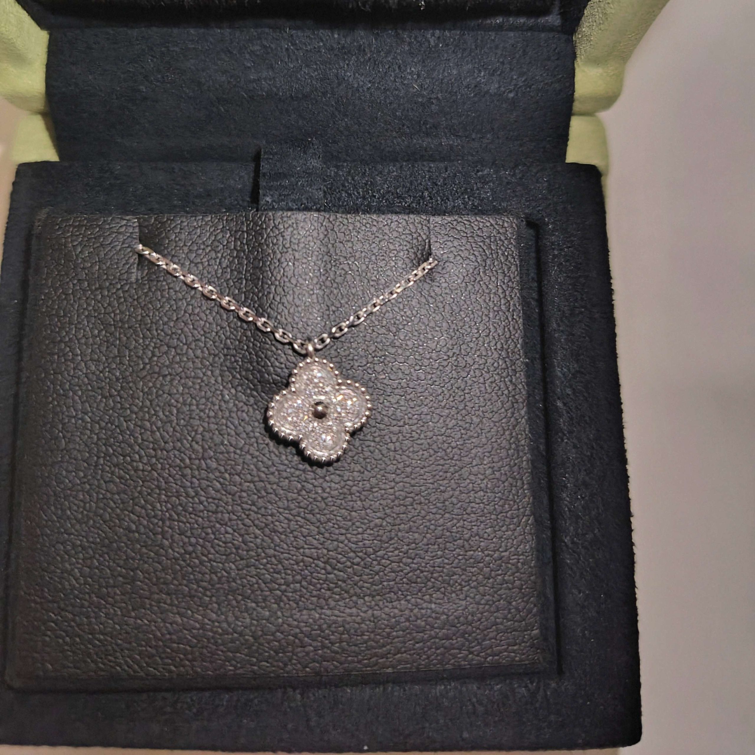 ヴァンクリーフ&アーペルスゥィートネックレス