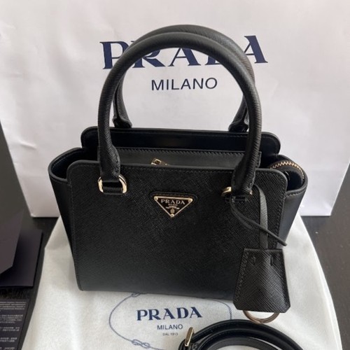 プラダ サフィアーノ