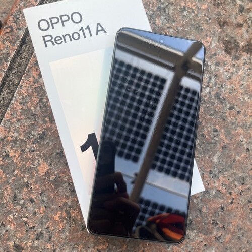 OPPO RENO 11a 色はダークグリーン