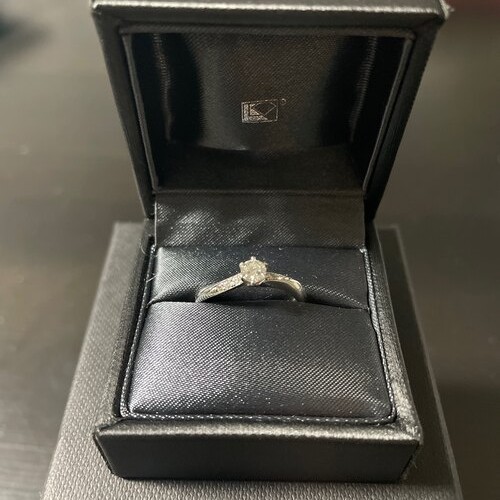 ラザールダイヤモンド　婚約指輪