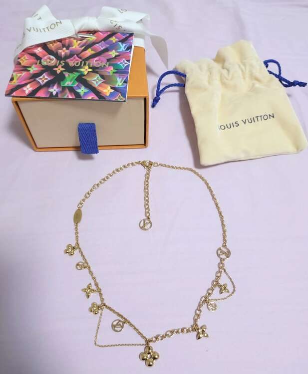 ルイヴィトン M90736 ネックレス･ブルーミングが箱と一緒に置かれている画像