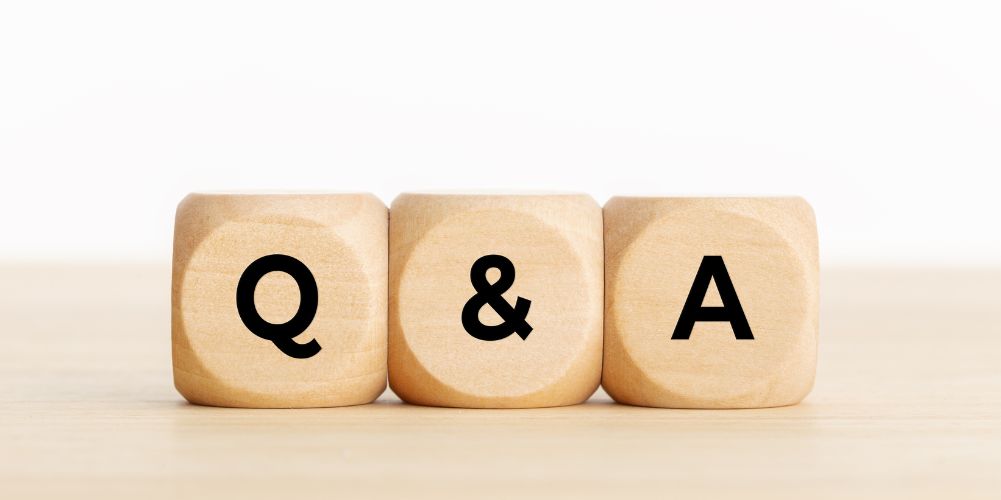 それぞれQ＆Aと書かれた3つの立方体の木製ブロック