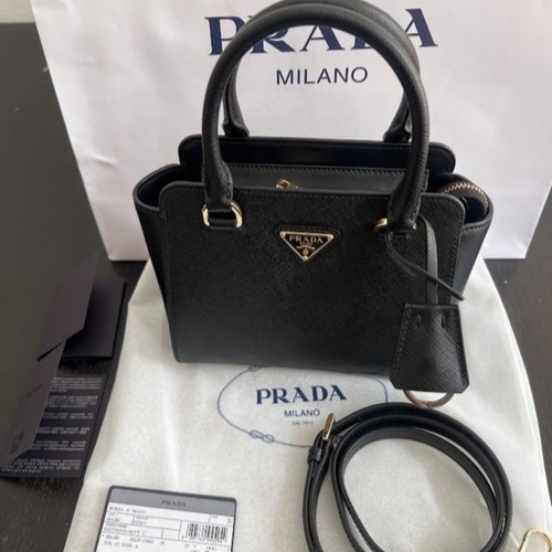 プラダ サフィアーノレザー ミニバッグ