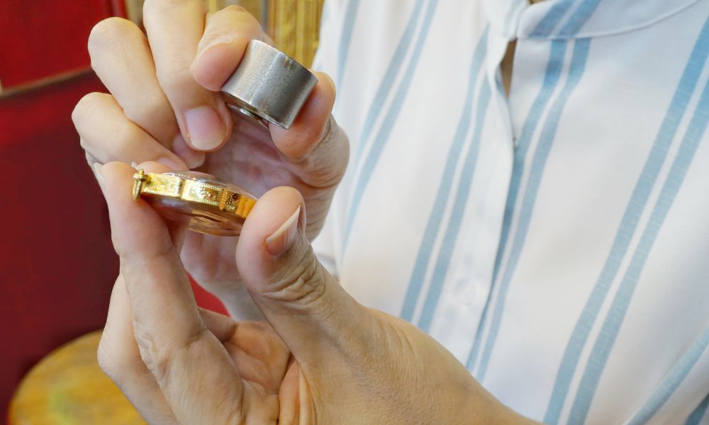 金を鑑定する人の画像