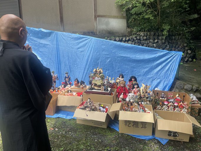 たくさんの人形を供養している画像